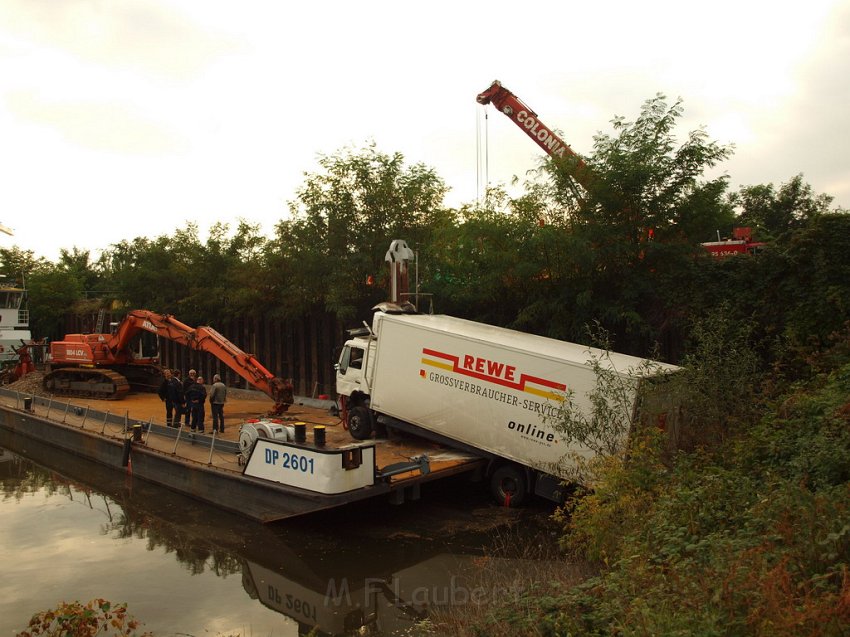 LKW faehrt in den Rhein Langel Hitdorf Faehre P258.JPG